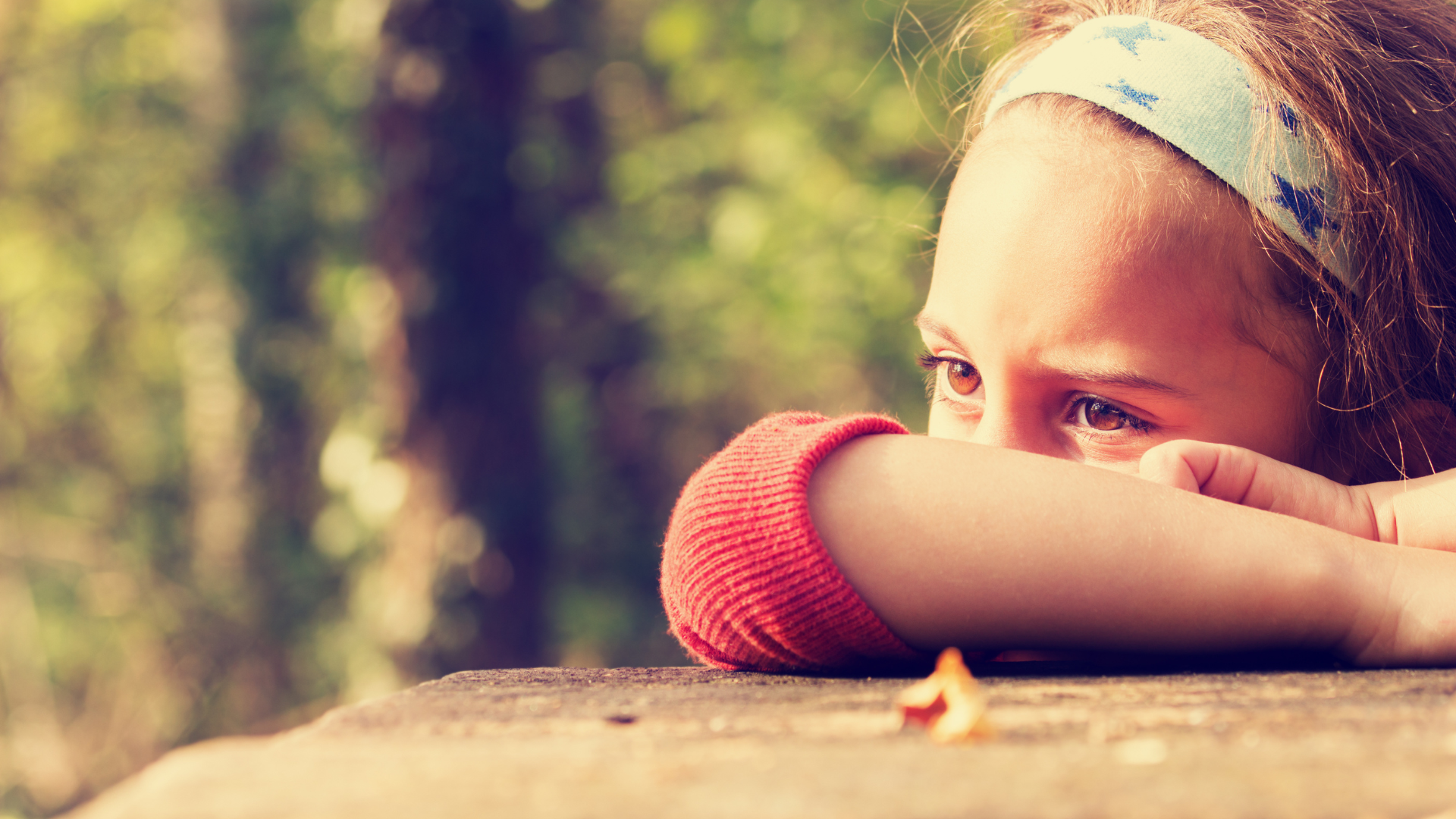 Niña con mirada pensativa