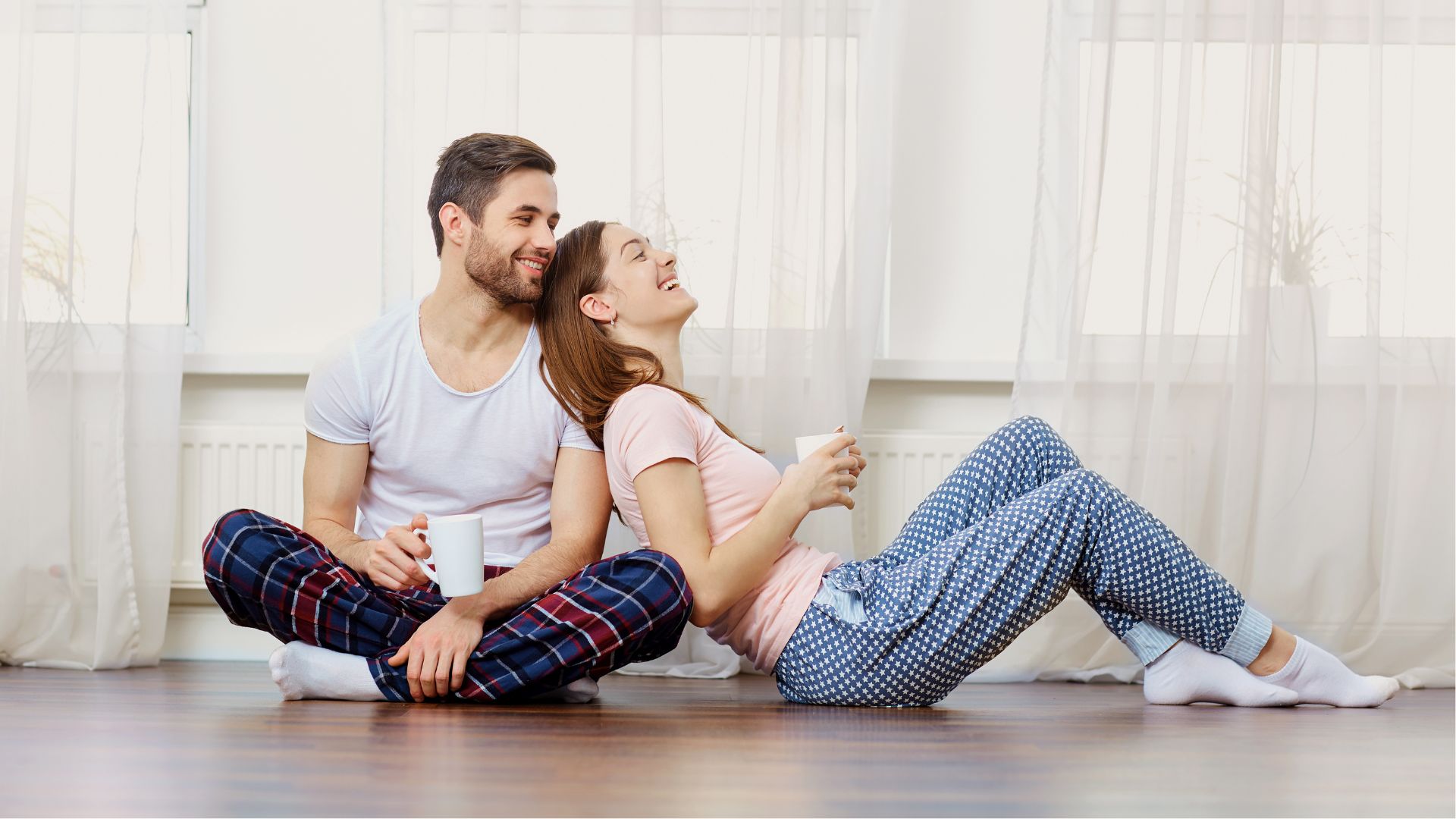 Una pareja en pijama desayunando
