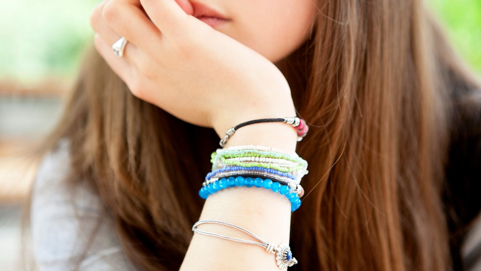 Detalle de un brazo con pulseras de una chica