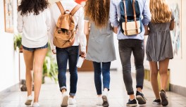 Adolescentes saliendo del instituto