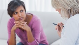 Profesional atendiendo a una persona