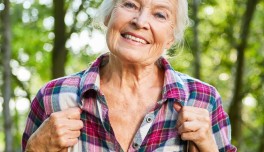 Dona gran caminant per la muntanya