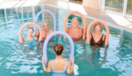 Personas haciendo ejercicio en una piscina