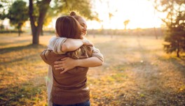 Dos hermanas abrazándose