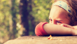 Niña con mirada pensativa