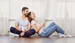 Una pareja en pijama desayunando