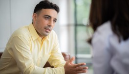 Persona hablando con una profesional de la salud.