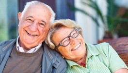 Dues persones grans somrient