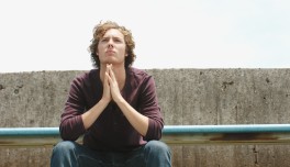 Chico practicando mindfulness