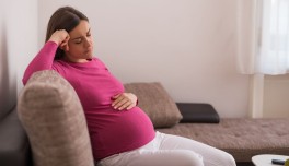 Mujer embarazada triste