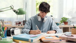 Noi estudiant a casa seva.