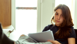 Adolescent estudiant a la seva habitació