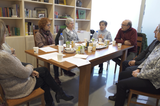 Personas participando en un grupo de ayuda mutua