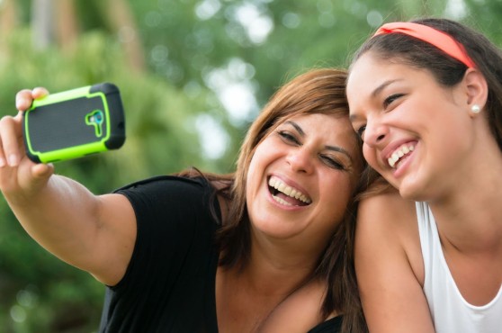 Mare i filla fent-se un selfie.