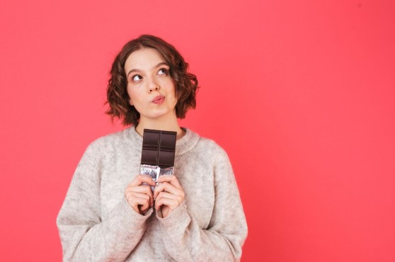 Una noia amb una tauleta de xocolata