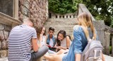 Adolescents sortint de l'escola