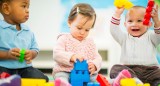 Niños y niñas jugando