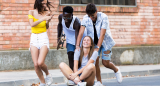 Grupo de adolescentes divirtiéndose en la calle