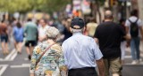 Dues persones grans passejant per la ciutat.